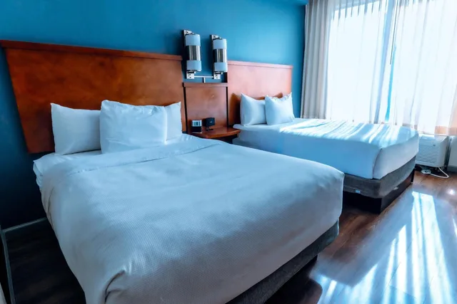 غرفة بسريرين مزدوجين مع أريكة في طابق مرتفع، Hyatt Place Atlanta Arpt North 8/10