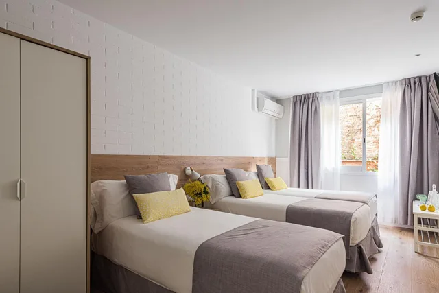 غرفة ثلاثية، Pillow House 1/10