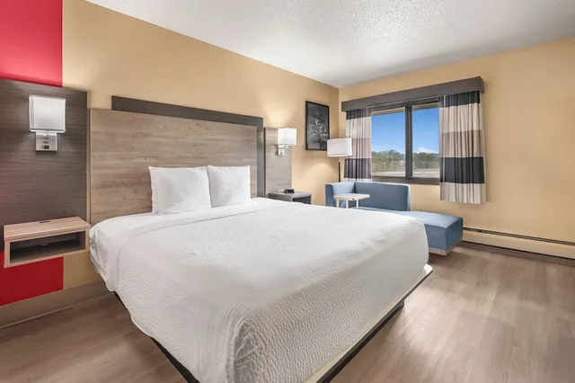 Room, King Bed, Ramada By Wyndham Minneapolis Golden Valley 3/7