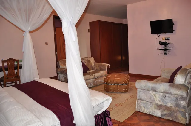 غرفة تنفيذية بسرير كينج بحوض جاكوزي، Karen Inn and Suites 1/2