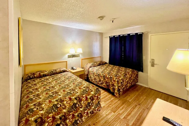 غرفة بسريرين كوين، Rodeway Inn Livermore 2/3