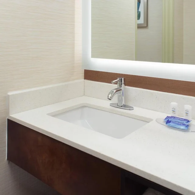 غرفة تنفيذية بسرير كينج مع أريكة، Fairfield Inn & Suites Clarksville 2/2