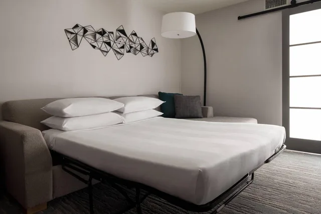 جناح جونيور بسرير كينج بإطلالة على المدينة مع أريكة في طابق مرتفع، Vancouver Airport Marriott Hotel 1/10