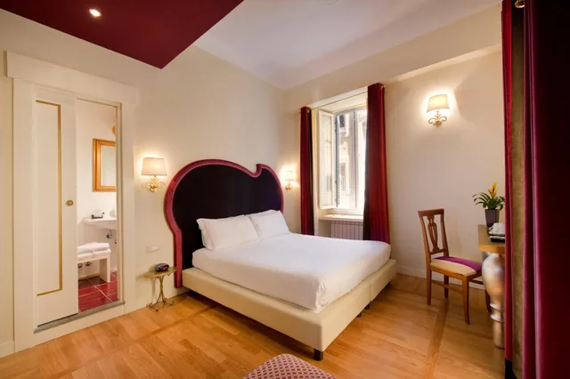 غرفة ثلاثية، Residenza Frattina 2/4