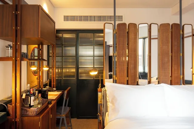 Medium, Queen Bed، The Fleming Hong Kong 3/4