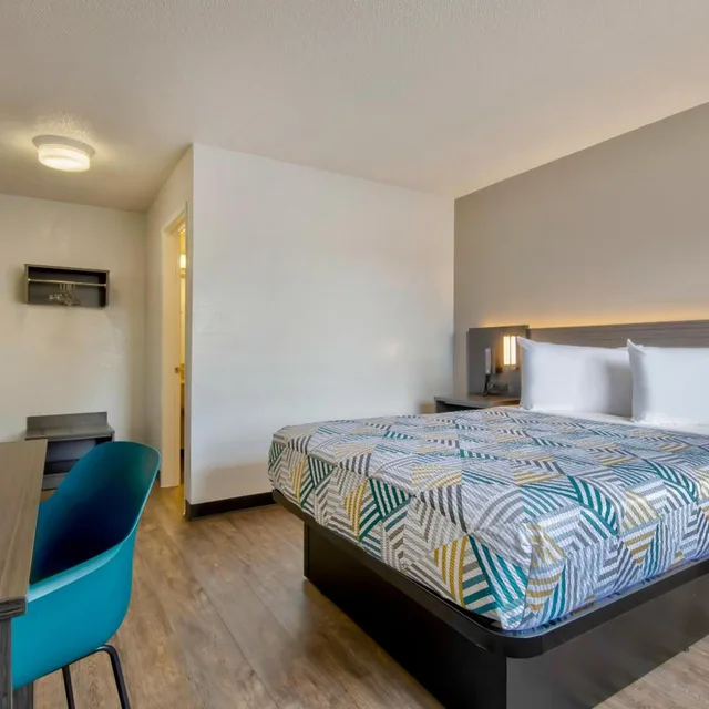 غرفة بسرير كوين للمدخنين، Motel6 Santa Fe, NM 1/10
