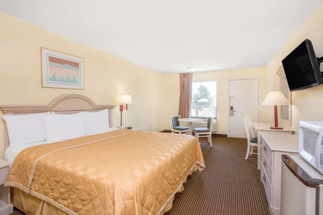 غرفة قياسية بسرير كينج، Days Inn by Wyndham Spartanburg Waccamaw 3/8