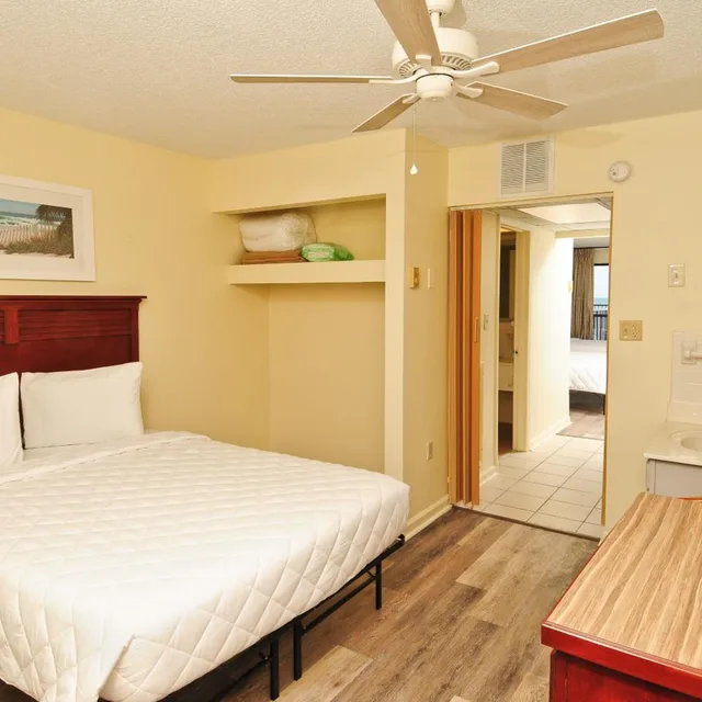 Renovated, 2 Rooms, Suite, 3 Queen Beds, Ocean Front، Holiday Sands South 1/7