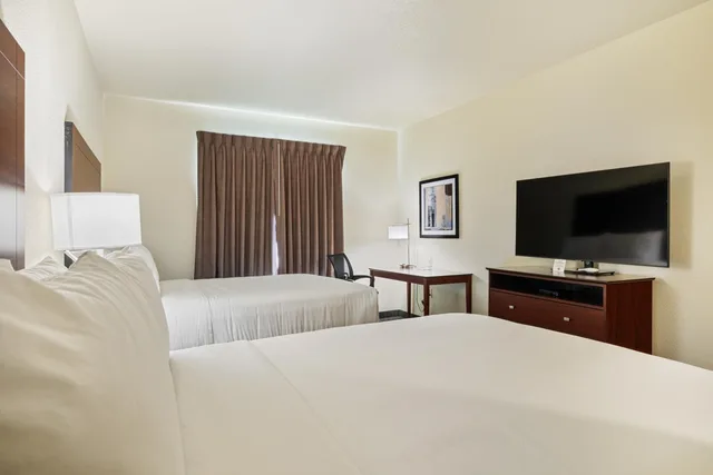 غرفة قياسية بسرير كوين، Cobblestone Hotel & Suites - Alpine 4/7