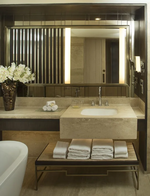 غرفة بسريرين منفصلين بشرفة، Jw Marriott Mussoorie Walnut Grove Resort Spa 4/5