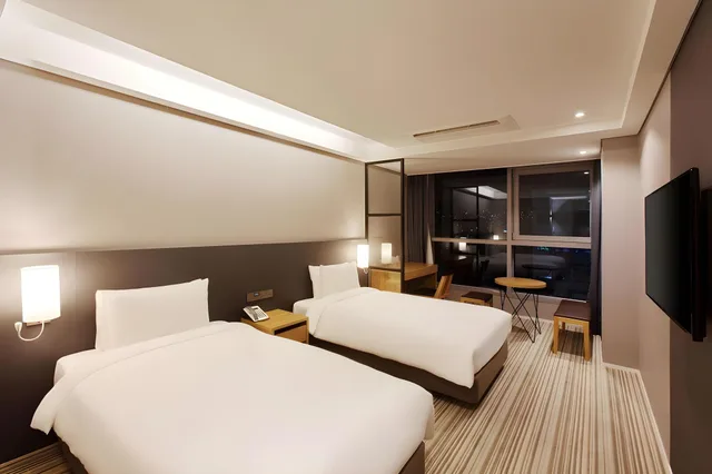 غرفة قياسية بسريرين منفصلين بإطلالة على المدينة مع دخول الصالة، Hotel Adela 1/1