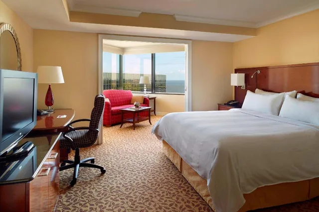 جناح تنفيذي بسرير كينج بغرفة نوم واحدة مع أريكة مع دخول صالة النادي، New Orleans Marriott Metairie At Lakeway 1/2