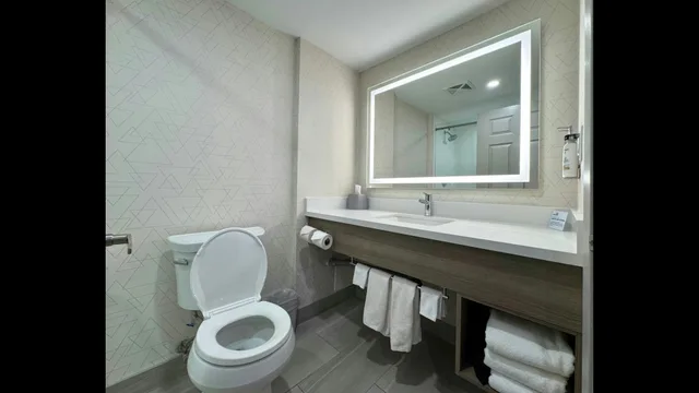 غرفة بسرير كينج بجاكوزي، Holiday Inn Express Hotel And Suites Brampton 2/6
