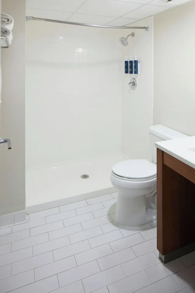 جناح بسريرين كوين بغرفة نوم واحدة مع أريكة بمطبخ صغير، Four Points By Sheraton Virginia Beach Oceanfront 3/4