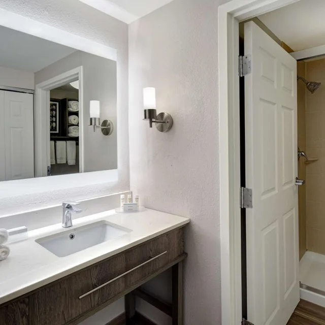جناح بسرير كينج بغرفة نوم واحدة مع أريكة، Homewood Suites Newport News Yorktown By Hilton 1/2