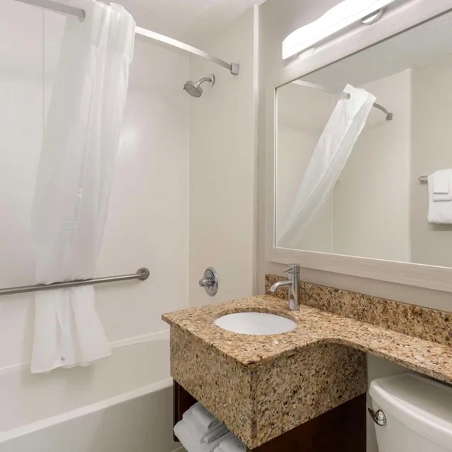 Courtyard, King Bed، Best Western Cocoa Beach Hotel and Suites 8/10