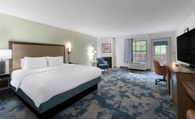 Room, King Bed, Hampton Inn Helen 1/6