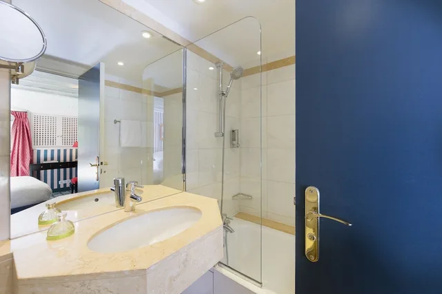 غرفة قياسية بسرير مزدوج بحوض استحمام، Hotel Saint Germain 8/10