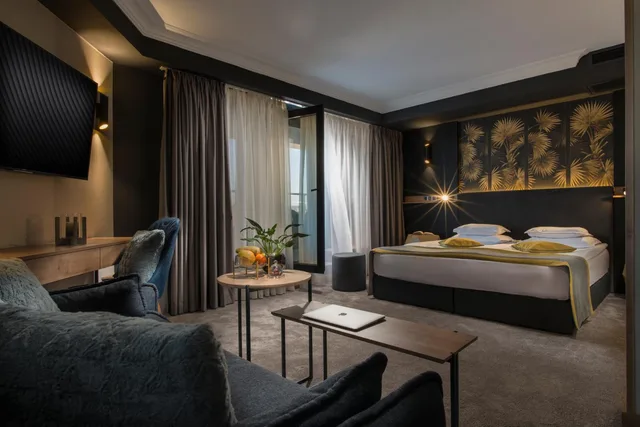 جناح بسرير كينج بشرفة مع أريكة، Rosslyn Thracia Hotel Sofia 2/2