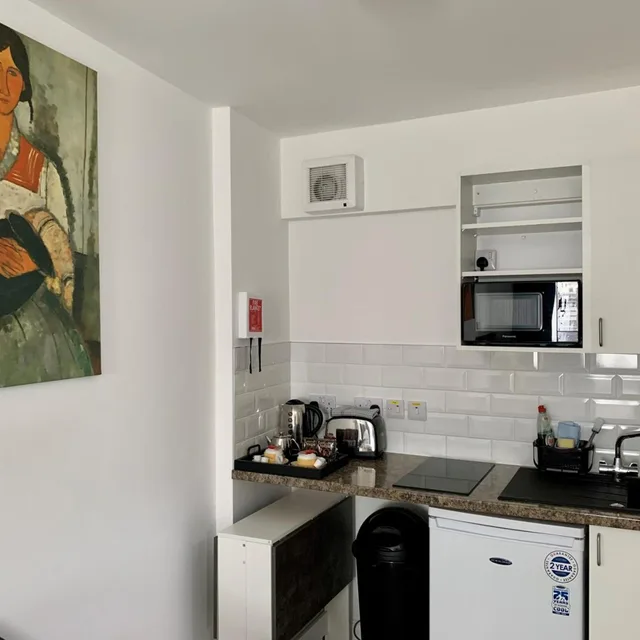 غرفة بسريرين منفصلين بمطبخ صغير، Sarum Hotel 10/10