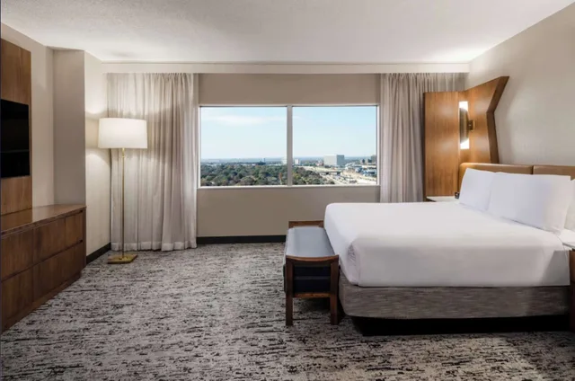 Junior Suite, King Bed, Peloton، Hilton Dallas Lincoln Centre by the Galleria 2/3