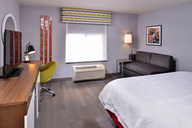 غرفة بسرير كينج مع أريكة، Hampton Inn Suites Carson City 2/3