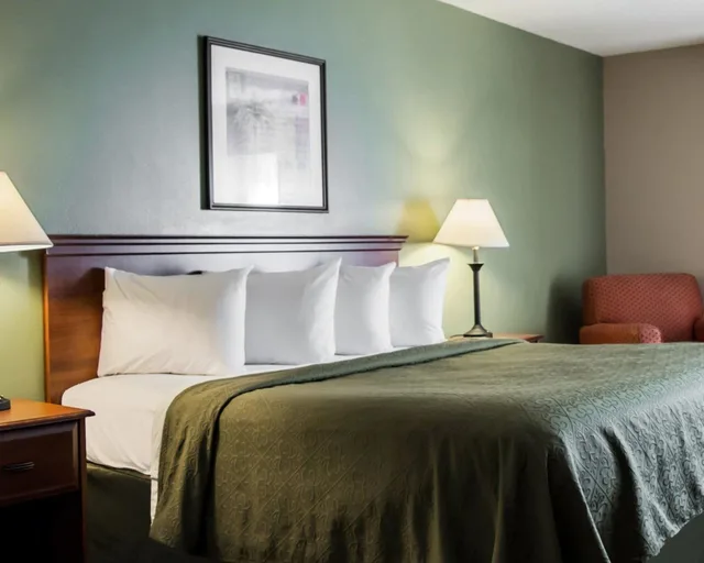 غرفة قياسية بسرير كينج، Quality Inn & Suites Tampa near Fairgrounds and Casino 8/10