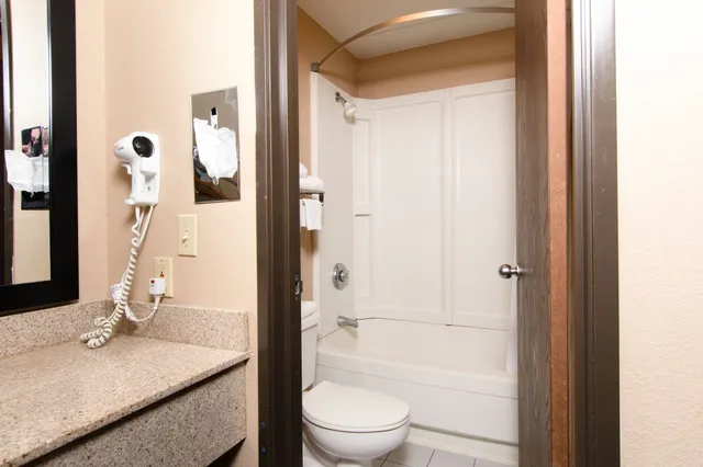 غرفة قياسية بسرير كوين، Days Inn By Wyndham Pittsburgh-Harmarville 4/4