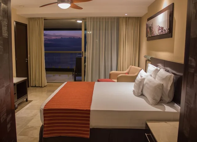 Suite, King Bed, Ocean Front, Sofa, Hot Tub، Sunset Plaza Beach Resort 1/4
