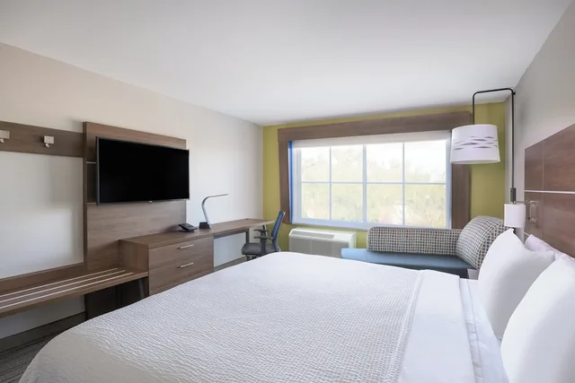 Standard, King Bed, Holiday Inn Express and Suites Phoenix East - Gilbert 2/5