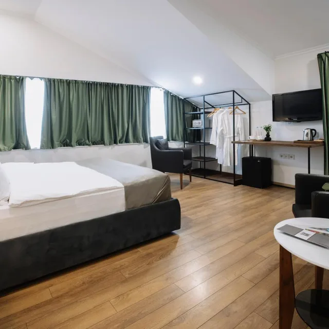 غرفة سوبيريور بسرير مزدوج بإطلالة على المدينة بشرفة، Citadel Narikala Hotel 8/10