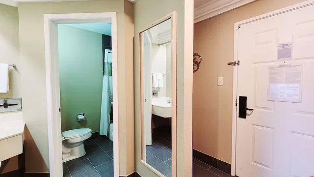 Room, Queen Bed, Super 8 by Wyndham Temple I-35 3/3