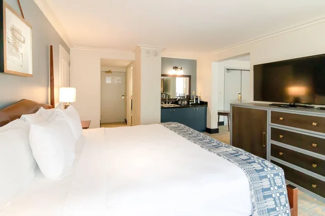 جناح بسرير كينج، Williamsburg Lodge 2/7