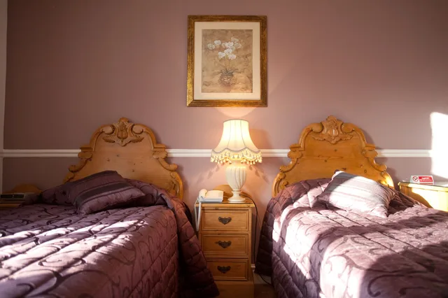 غرفة قياسية بسريرين منفصلين، FINES BAYLIWICK HOTEL 1/3