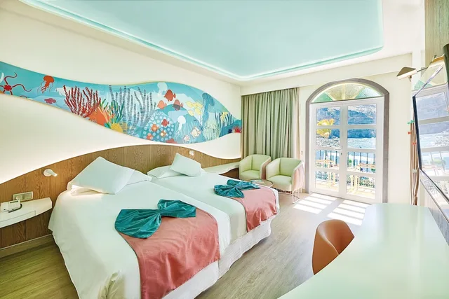 غرفة بسرير مزدوج وسرير فردي بإطلالة على المرسى بشرفة، Hotel LIVVO Puerto de Mogan 8/10
