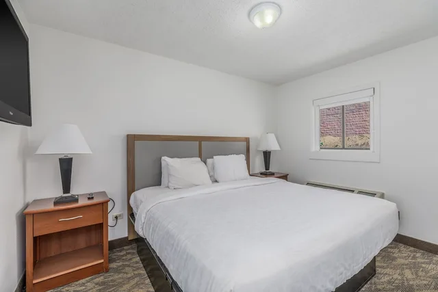 جناح بسرير كينج بحوض جاكوزي، Crossroads Inn & Suites 1/3