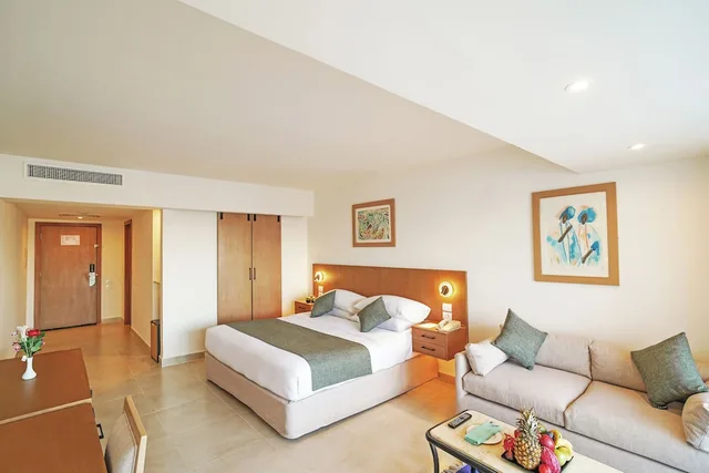 غرفة بريميوم بسرير كينج بإطلالة على البحر، Hilton Sharm Waterfalls Resort 3/5