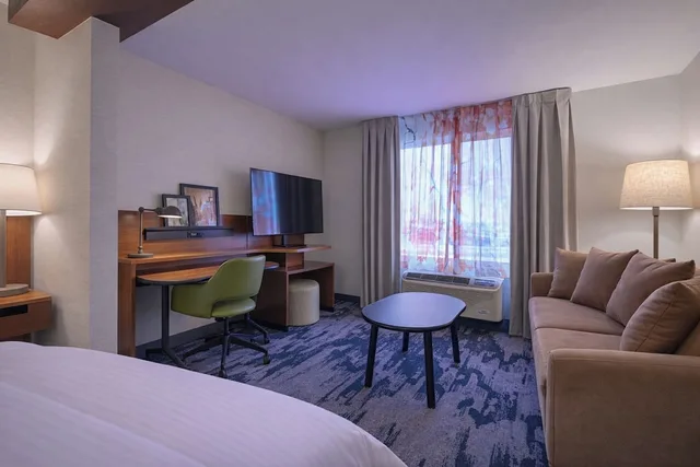 جناح بسرير كينج مع أريكة لذوي الإعاقة، Fairfield Inn Suites East Grand Forks 2/6