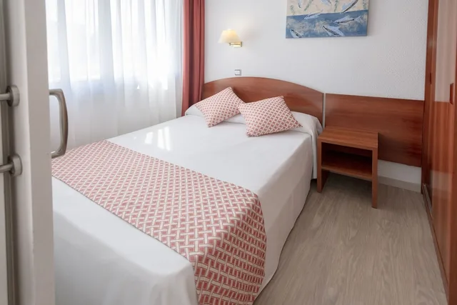 غرفة عائلية بسريرين منفصلين مع أريكة، GHT Balmes Hotel, Aparthotel & Splash 5/10