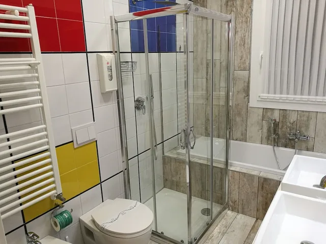 غرفة ديلوكس بسرير كوين وسرير فردي بحوض استحمام، Residence Eleonora 6/7