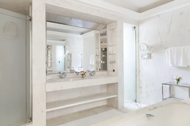 Azur, Suite, King Bed، Le Bristol Paris 2/4