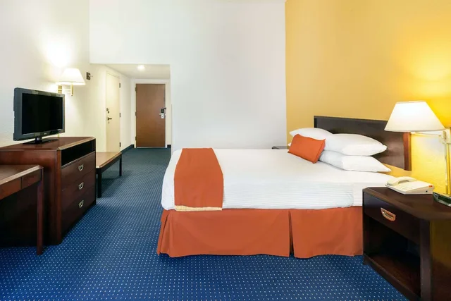 Spacious, King Bed, Wyndham Garden Monterrey Norte 9/10