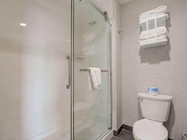 استوديو بإطلالة، Hampton Inn and Suites Williamstown Ark Encounter 7/10