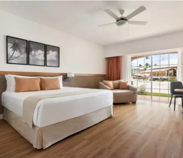 غرفة ديلوكس بسرير مزدوج بإطلالة على المسبح، Sunscape Coco Punta Cana 1/2