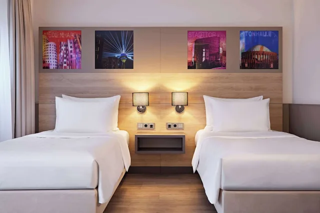 غرفة ديلوكس بسريرين منفصلين، Lindner Hotel Dusseldorf Airport, part of JdV by Hyatt 1/10