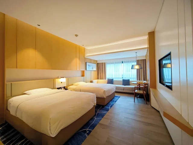غرفة ديلوكس بسريرين مزدوجين بإطلالة على المدينة، Courtyard by Marriott Xiamen Huli 2/8