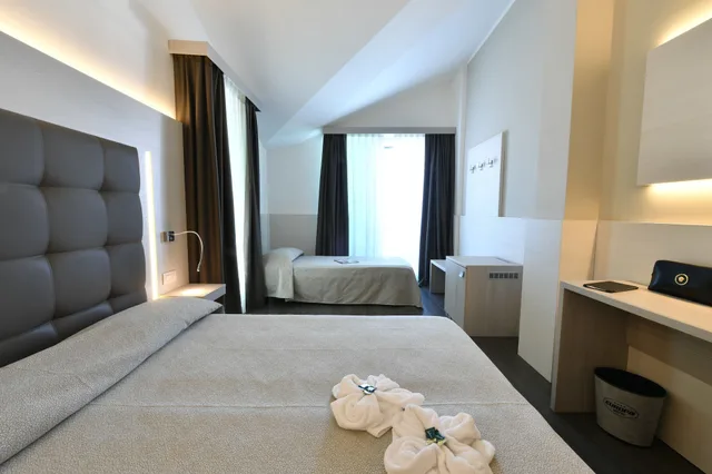 غرفة كومفورت رباعية بسرير مزدوج وسريرين منفصلين بإطلالة جزئية على البحر، Hotel Europa Jesolo 3/5