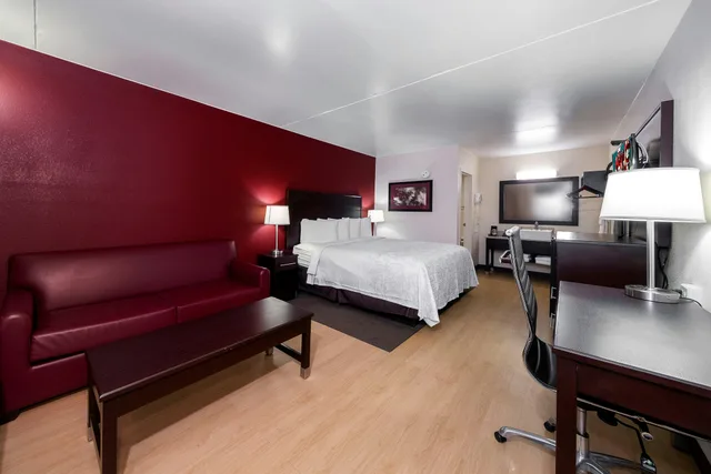 جناح بسرير كينج، Red Roof PLUS Huntsville - Madison 1/4