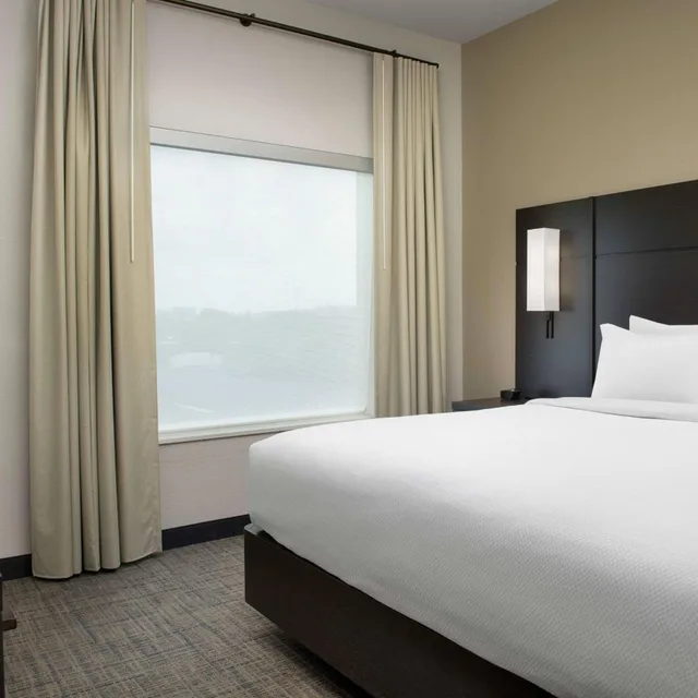 استوديو بسرير كينج بإطلالة على الحديقة مع أريكة، Residence Inn by Marriott Miami Northwest 1/5