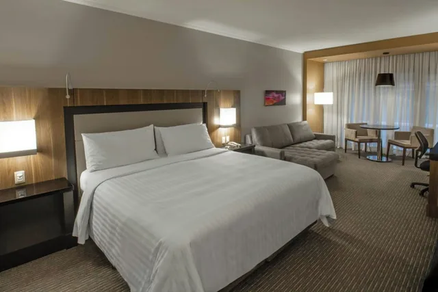 جناح جونيور بسرير كينج بشرفة، Sao Paulo Airport Marriott Hotel 1/4